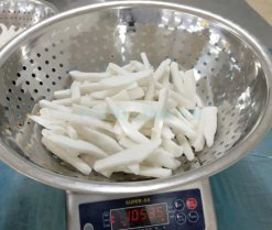 Vietnam Frozen Cuttlefish Slice Cut Under Final Inspection